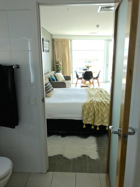 Ocean View Luxury Apartment & Suite - Schoolies Week Accommodation 16