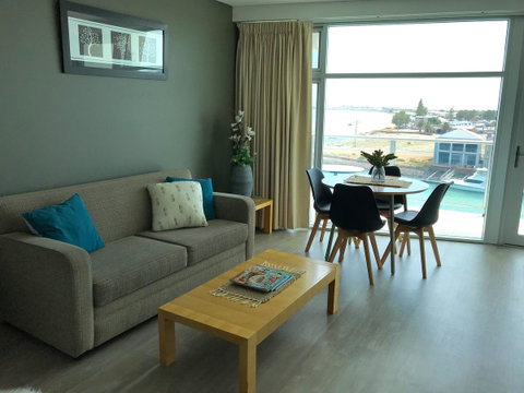 Ocean View Luxury Apartment & Suite - Schoolies Week Accommodation 11