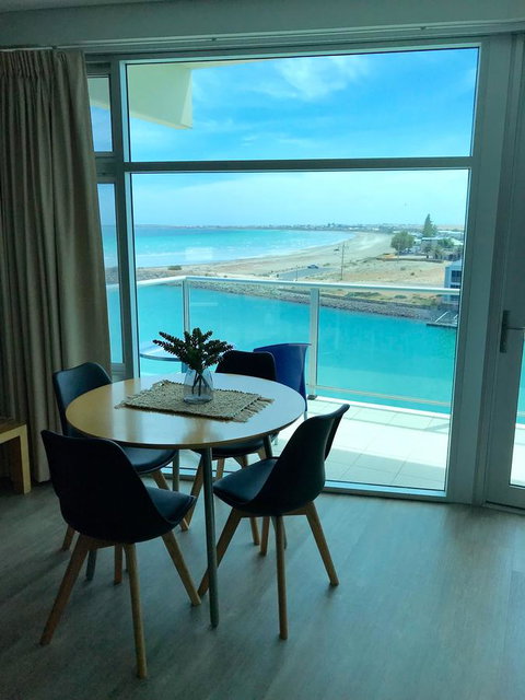 Ocean View Luxury Apartment & Suite - Schoolies Week Accommodation 22