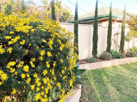 Beautiful Garden House - Schoolies Week Accommodation 2