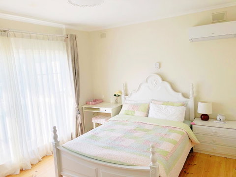 Beautiful Garden House - Schoolies Week Accommodation 10