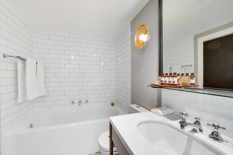 Mayfair Hotel - Schoolies Week Accommodation 1