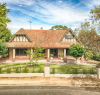 The Tudor House - Schoolies Week Accommodation