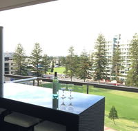 Beachside Luxury getaway in Glenelg - Schoolies Week Accommodation