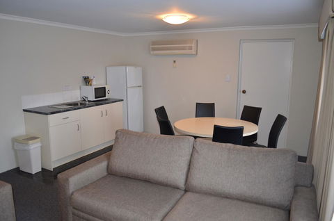Arkana Motor Inn & Terrace Apartments - Schoolies Week Accommodation 11