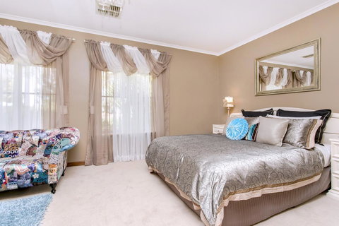 Barossa Retro BnB - Schoolies Week Accommodation 8