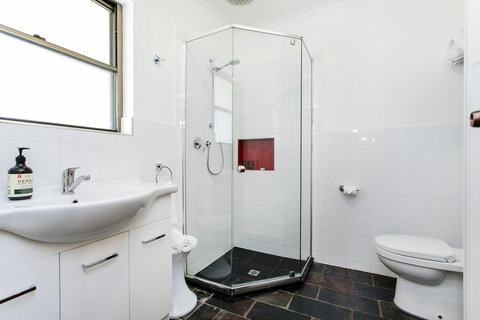 Barossa Retro BnB - Schoolies Week Accommodation 13