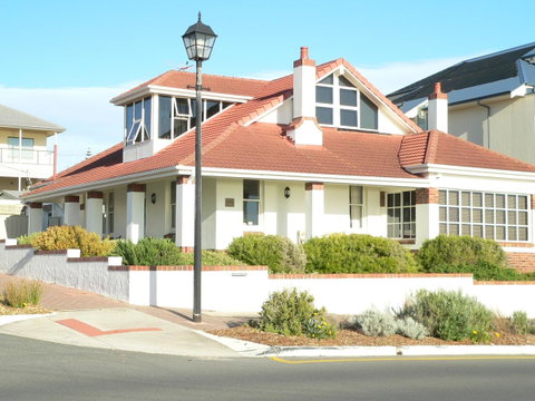 Brighton Beach House - Schoolies Week Accommodation 5