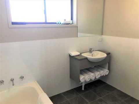 Bathurst Motor Inn - Schoolies Week Accommodation 15