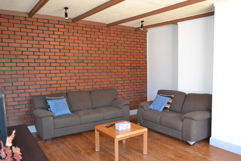 Prospect Holiday House - Schoolies Week Accommodation 4