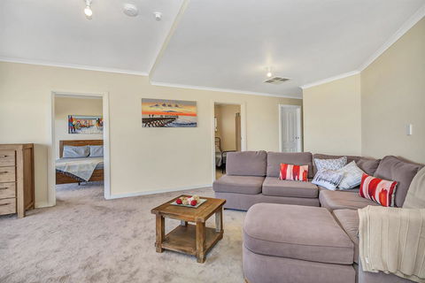 Sail Away - Schoolies Week Accommodation 13