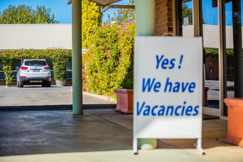 Country Roads Motor Inn Naracoorte - Schoolies Week Accommodation 22