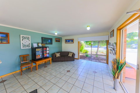 Country Roads Motor Inn Naracoorte - Schoolies Week Accommodation 37