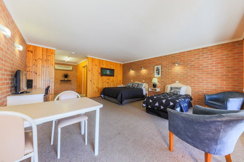 Country Roads Motor Inn Naracoorte - Schoolies Week Accommodation 25