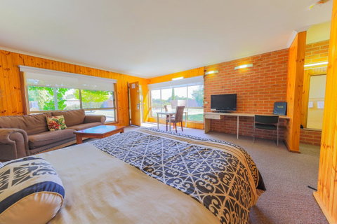 Country Roads Motor Inn Naracoorte - Schoolies Week Accommodation 0