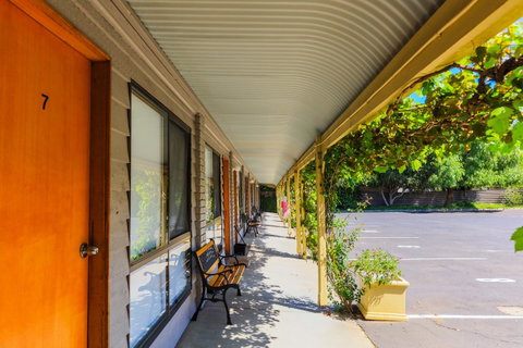 Country Roads Motor Inn Naracoorte - Schoolies Week Accommodation 27