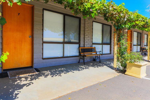 Country Roads Motor Inn Naracoorte - Schoolies Week Accommodation 24