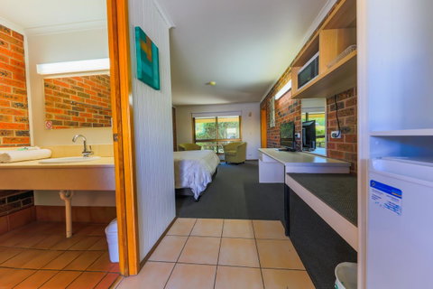 Country Roads Motor Inn Naracoorte - Schoolies Week Accommodation 12