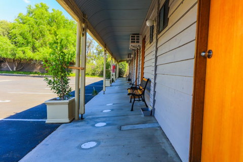 Country Roads Motor Inn Naracoorte - Schoolies Week Accommodation 21