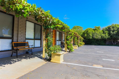 Country Roads Motor Inn Naracoorte - Schoolies Week Accommodation 26