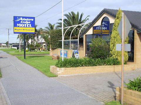 Aviators Lodge - Schoolies Week Accommodation 0