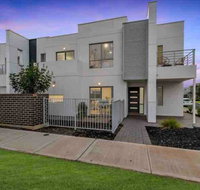 MODERN SPACIOUS 3 BR HOME - NEAR BEACH  AIRPORT - Schoolies Week Accommodation