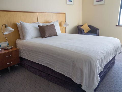Ocean Beach Hotel - Schoolies Week Accommodation 0