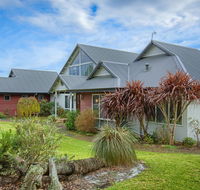 Glenelg on King Bed  Breakfast - Schoolies Week Accommodation
