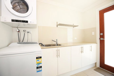 Calming Waters - Pet Friendly - Community Pool - Schoolies Week Accommodation 24