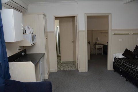 Ben Chifley Motor Inn - Schoolies Week Accommodation 21