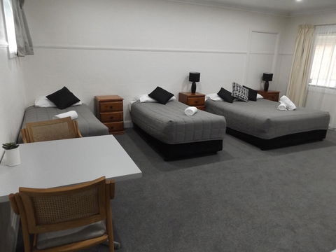 Ben Chifley Motor Inn - Schoolies Week Accommodation 8