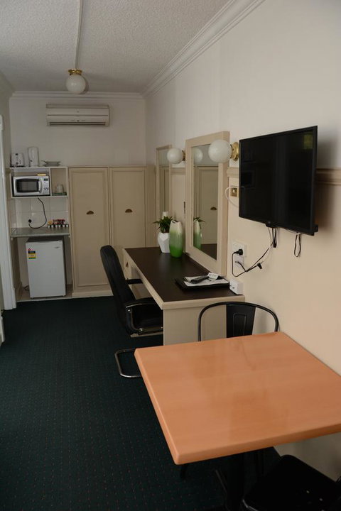 Ben Chifley Motor Inn - Schoolies Week Accommodation 17