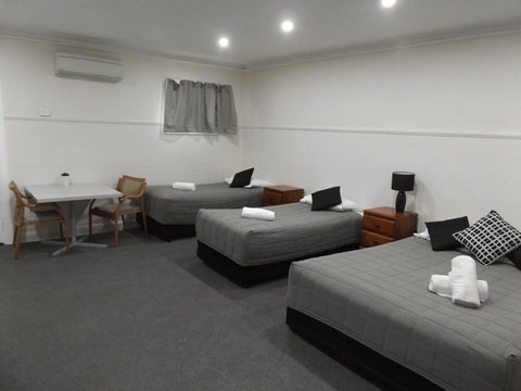 Ben Chifley Motor Inn - Schoolies Week Accommodation 5
