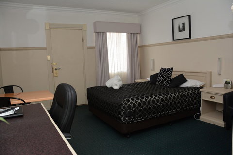 Ben Chifley Motor Inn - Schoolies Week Accommodation 15