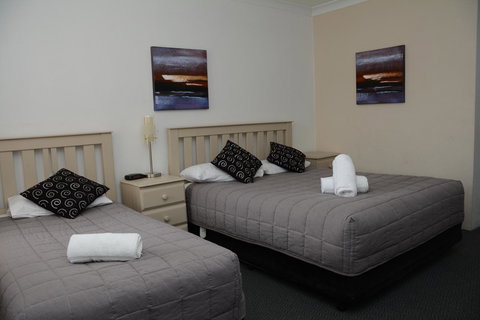Ben Chifley Motor Inn - Schoolies Week Accommodation 13