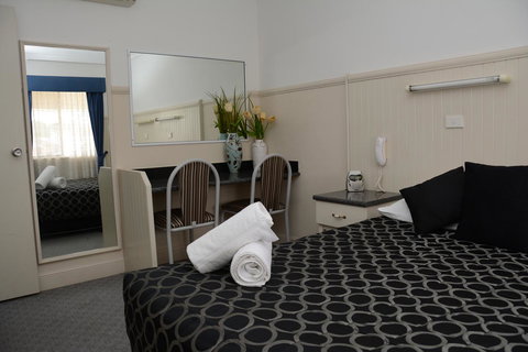 Ben Chifley Motor Inn - Schoolies Week Accommodation 18