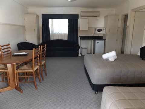 Ben Chifley Motor Inn - Schoolies Week Accommodation 24