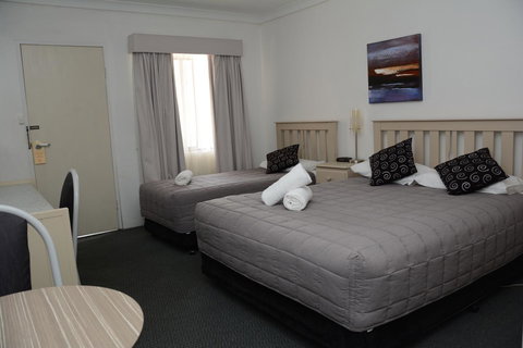 Ben Chifley Motor Inn - Schoolies Week Accommodation 14