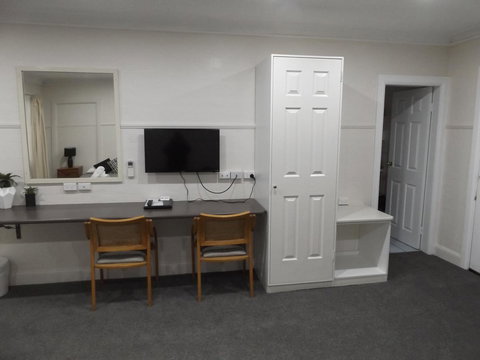 Ben Chifley Motor Inn - Schoolies Week Accommodation 6