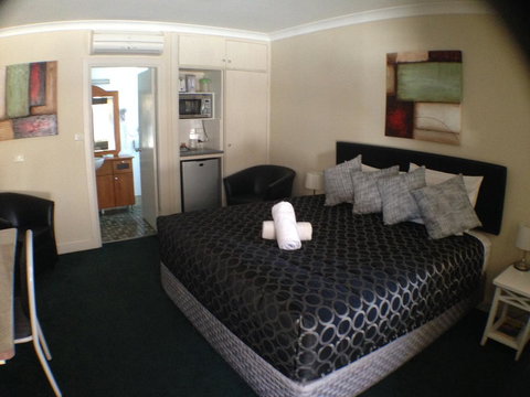 Ben Chifley Motor Inn - Schoolies Week Accommodation 22