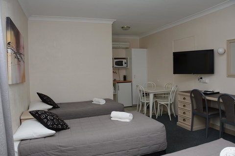 Ben Chifley Motor Inn - Schoolies Week Accommodation 4