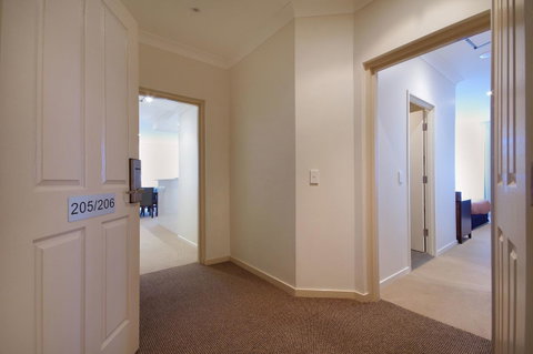 Macquarie Waters Boutique Apartment Hotel - Schoolies Week Accommodation 7