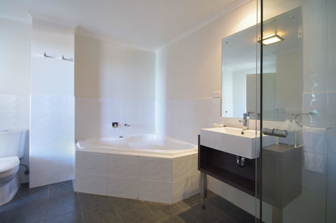 Macquarie Waters Boutique Apartment Hotel - Schoolies Week Accommodation 28