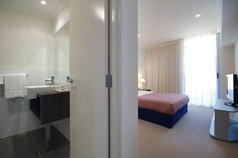 Macquarie Waters Boutique Apartment Hotel - Schoolies Week Accommodation 22