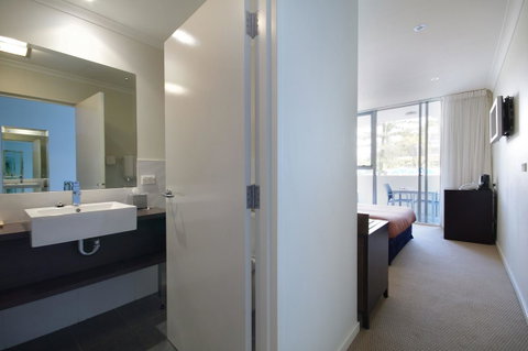 Macquarie Waters Boutique Apartment Hotel - Schoolies Week Accommodation 24