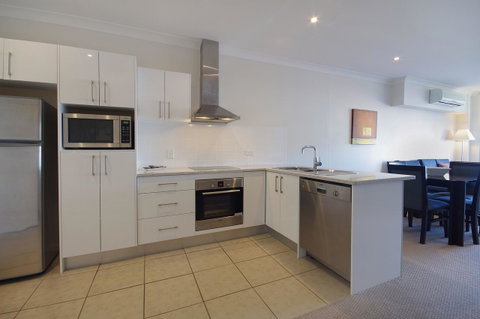 Macquarie Waters Boutique Apartment Hotel - Schoolies Week Accommodation 18