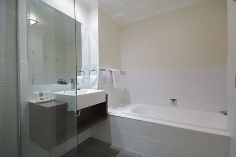 Macquarie Waters Boutique Apartment Hotel - Schoolies Week Accommodation 20