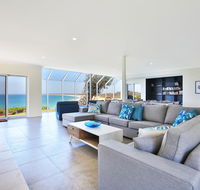 Neptune - Absolute Beachfront - Schoolies Week Accommodation
