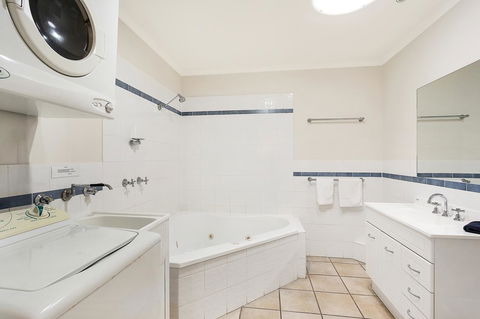Sails Luxury Apartments Merimbula - Schoolies Week Accommodation 26