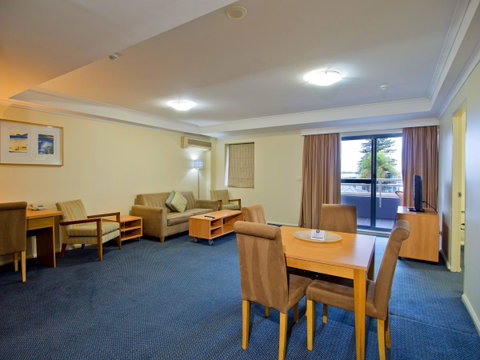Oaks The Entrance Waterfront Suites - Schoolies Week Accommodation 8